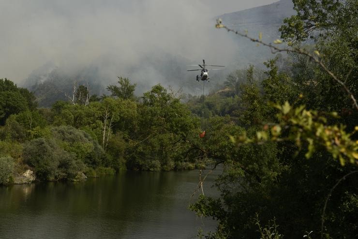 Un helicóptero traballa na extinción do incendio no Barco de Valdeorras.. Rosa Veiga - Europa Press / Europa Press