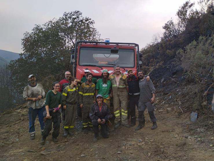 Voluntarios xunto cun conductor de motobombas na zona alta do Courel / Sechu Sende