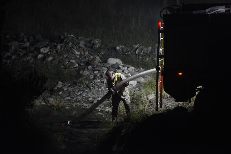 Condutor de motobomba carga o camión de auga desde o río Balboa, en Pradoalbar, a 22 de xullo de 2022, no incendio forestal nas inmediacións de Vilariño de Conso 