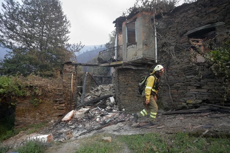Un bombeiro camiña por unha das zonas queimadas polo incendio de Folgoso do Courel, a 18 de xullo de 2022, en Folgoso do Courel, Lugo, Galicia.. Carlos Castro - Europa Press / Europa Press