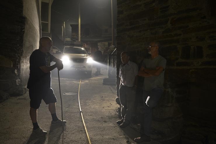 Veciños de Pradoalbar, en vela durante os labores de control dos traballadores forestais contra os incendios forestais 