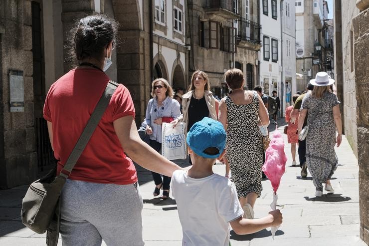Arquivo - Varias mulleres e un neno, con algodón de azucre, pasean por Santiago de Compostela.. César Arxina - Europa Press - Arquivo 