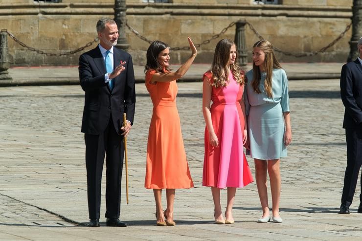 Os Reis, Felipe VI e Letizia, acompañados pola Princesa de Asturias, Leonor de Borbón, e a Infanta Dona Sofía, saúdan á súa chegada a unha Ofrenda Nacional ao Apóstolo Santiago 