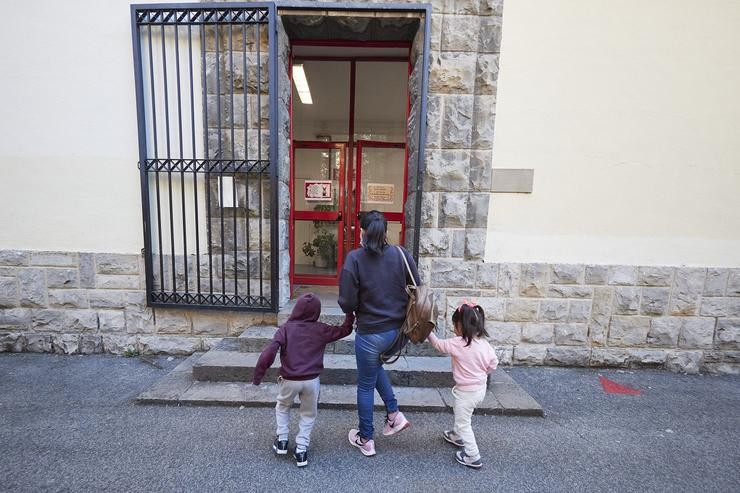 Unha nai entra cos seus fillos nun colexio / EP Eduardo Sanz