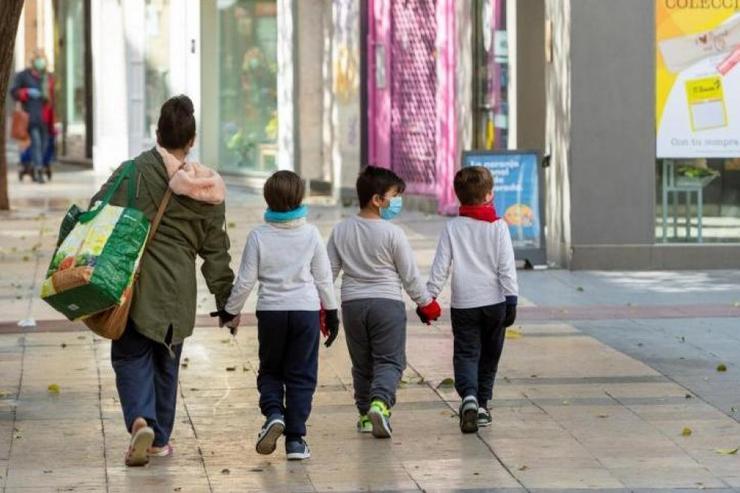 Unha nai pasea cos seus tres fillos pola rúa / EFE