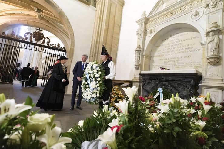 O presidente da Xunta, Alfonso Rueda, na ofrenda floral a Rosalía en San Domingos de Bonaval. ANA VARELA/XUNTA / Europa Press