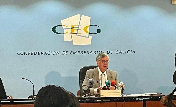 O pesidente da Confederación de Empresarios de Galicia, Juan Manuel Vieites, en rolda de prensa.