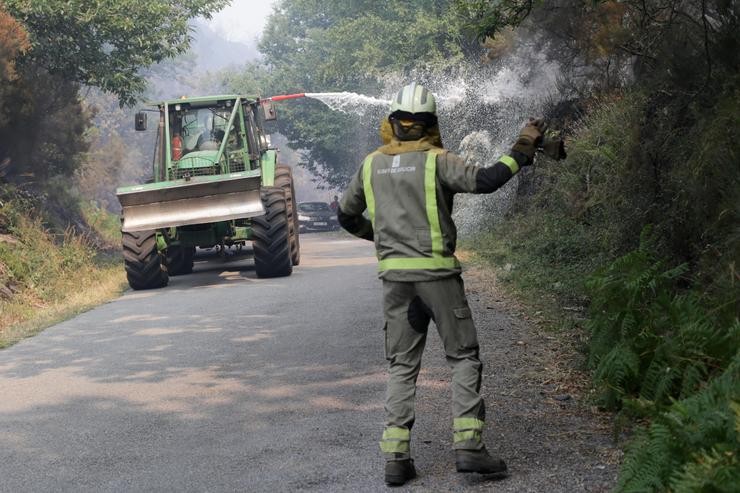 Un bombeiro traballa na extinción do lume de Folgoso do Courel, a 20 de xullo de 2022, en Folgoso do Courel, Lugo, Galicia.. Carlos Castro - Europa Press / Europa Press
