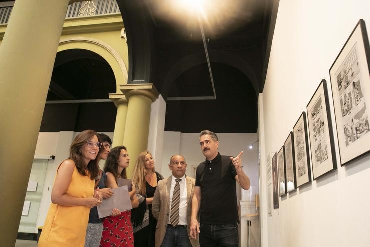 A alcaldesa da Coruña, Inés Rei, na exposición 'María Casares. En tres actos', xunto ao director, Manel Cranio; o escritor, Manuel López; os debuxantes Inés Vázquez, Rubén Rial e Daniel Xove; e o concelleiro de Educación, Jesús Celemín. ANDY PÉREZ 