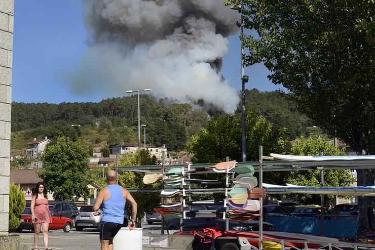 Vista do incendio desde o encoro de Castrelo, a 27 de xullo de 2022, en Castrelo de Miño, Ourense. Rosa Veiga - Europa Press / Europa Press