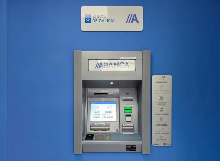 Caixeiro de Abanca instalado en virtude do acordo coa Xunta para loitar contra a exclusión financeira no rural / Abanca.