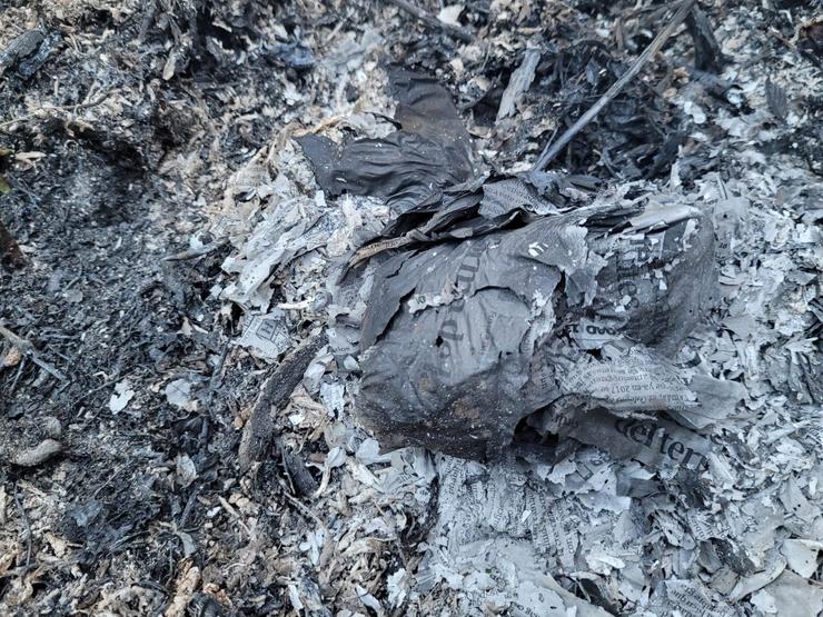 Papel de xornal queimado achado no distrito forestal Caldas-O Salnés (Pontevedra).. XUNTA / Europa Press