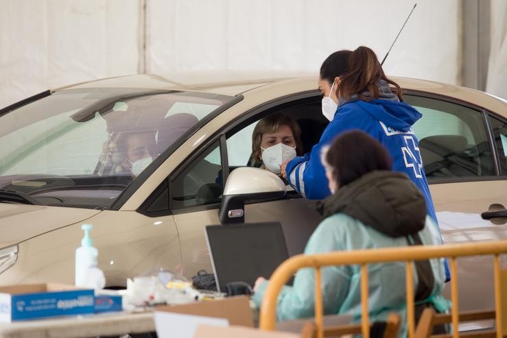 Unha traballadora sanitaria atende unha persoa que acudiu a realizarse un test de antíxenos de Covid-19 nun dispositivo organizado nunha carpa en Monforte de Lemos, Lugo, a 5 de febreiro de 2021 