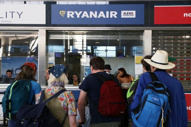 Varias persoas achéganse aos portelos da compañía aérea Ryanair que durante estes días os traballadores da devandita empresa están folga polas súas condicións laborais no aeroporto Costa do Sol na capital, a 1 de xullo de 2022 en Málaga (And. Álex Zea - Europa Press / Europa Press
