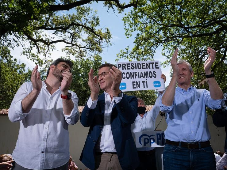 O vicepresidente segundo da Xunta de Galicia, Diego Calvo; o presidente do Partido Popular (PP), Alberto Núñez Feijóo, e o presidente da Xunta, Alfonso Rueda Valenzuela, durante a IV Romaría Popular, a 2 de xullo de 2022, no Pino, A Coruña / César Arxina - Europa Press.