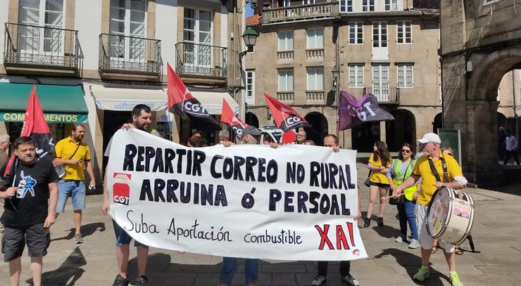 Carteiros rurais maniféstanse en Santiago para pedir a Correos un aumento do complemento por uso de vehículo propio 