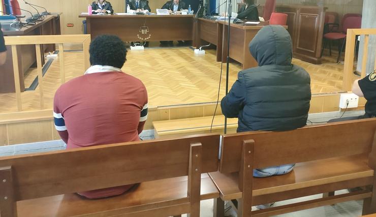Os acusados Braulio L.S., e Manel R.B., na vista de conformidade na que recoñeceron abusar sexualmente dunha nova e habelo o o co móbil, e aceptaron, respectivamente, 2 anos e  7 meses, e 2 anos e 3 meses de cárcere. / Europa Press