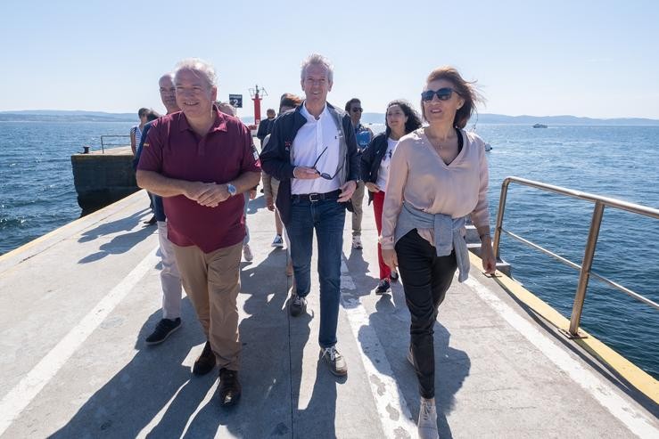 O titular do Goberno galego, Alfonso Rueda, acompañado pola conselleira de Medio Ambiente, Territorio e Vivenda, Anxos Vázquez,  visita  a Illa de Ons.. DAVID CABEZÓN @ XUNTA DE GALICI / Europa Press