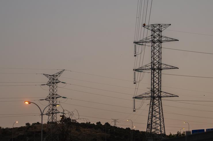 Torres de tensión fotografadas cando sobe o prezo da luz e da electricidade 