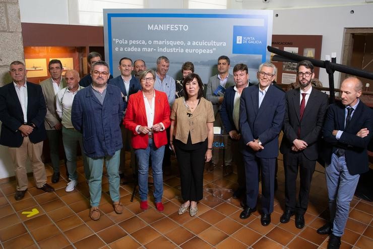 A conselleira do Mar, Rosa Quintana, na firma dun manifesto que apoian unha trintena de asociacións en defensa da pesca. XOÁN CRESPO / Europa Press