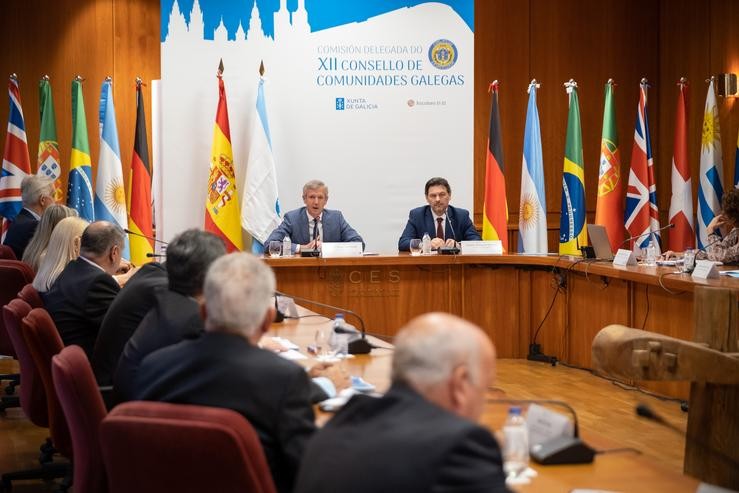 O presidente da Xunta, Alfonso Rueda, acompañado polo secretario xeral dá Emigración, Antonio Rodríguez Miranda, participa na reunión da Comisión Delegada do Consello de Comunidades Galegas. Pazo de Amarante.. DAVID CABEZÓN @ XUNTA DE GALICI / Europa Press