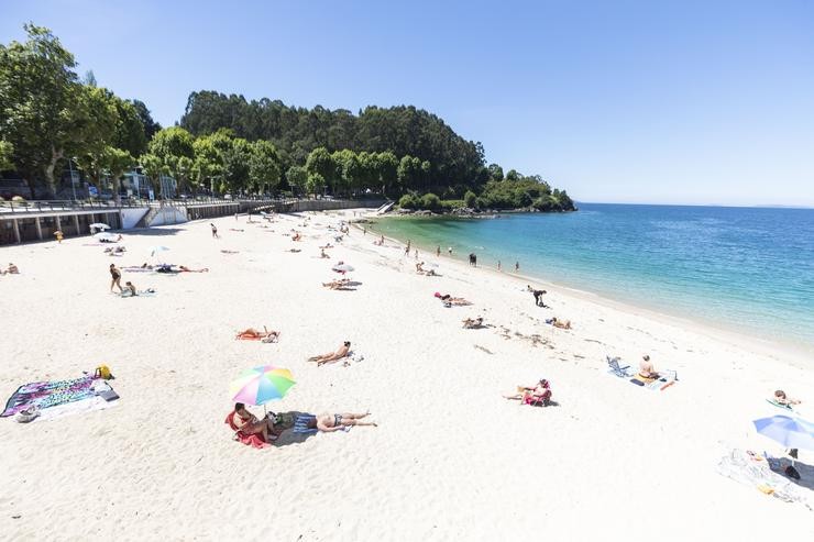 Arquivo - Varias persoas báñanse e toman o sol nunha praia do municipio de Marín, a 5 de xuño de 2021. Beatriz Ciscar - Europa Press - Arquivo