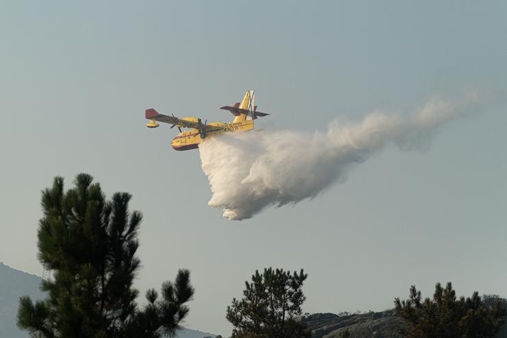 Un avión de extinción de incendios traballa na extinción do incendio iniciado en Boiro, a 6 de agosto de 2022, en Boiro, A Coruña (Galicia). A Consellería do Medio Rural informou de que a superficie calcinada no incendio declarado o xoves en. César Arxina - Europa Press 