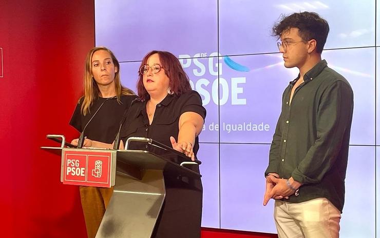 A secretaria de Igualdade do PSdeG, Silvia Fraga, xunto coa portavoz da área no Parlamento, Noa Díaz, e o secretario xeral de Xuventudes Socialistas, Xurxo Doval.. PSDEG / Europa Press