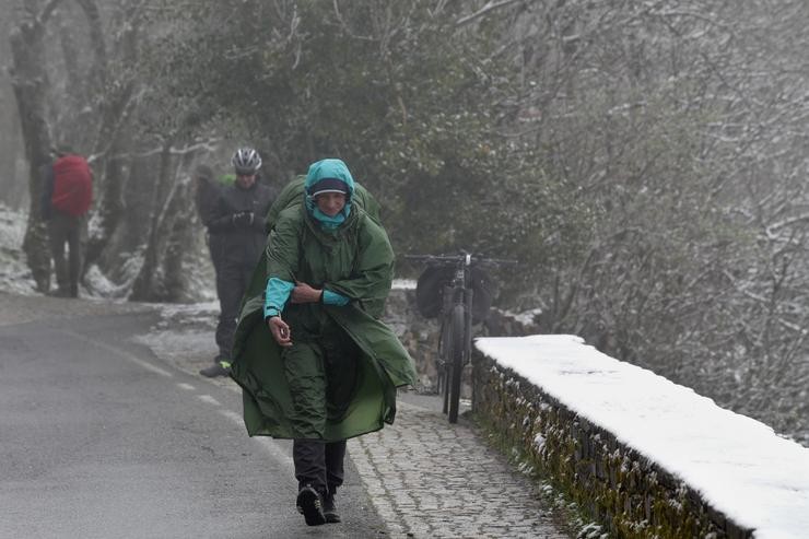 Varios peregrinos chegan a O Cebreiro con neve 