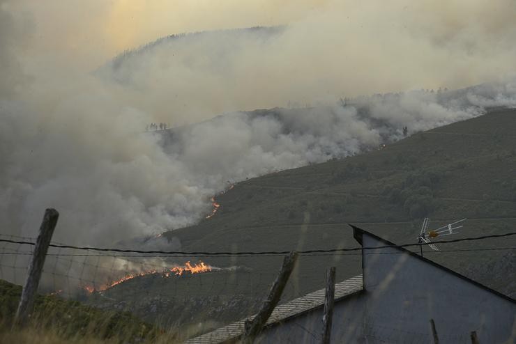 Vista das chamas do incendio forestal, a 10 de agosto de 2022, en Laza, Ourense 