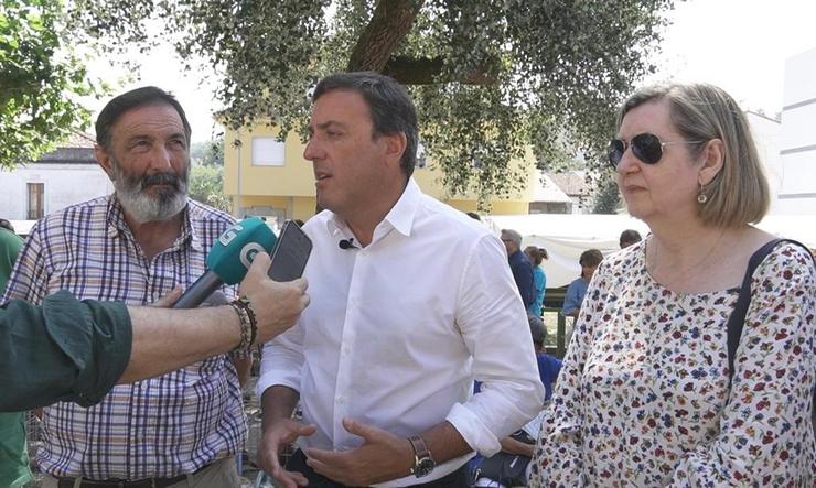 Valentín González Formoso, secretario xeral do PSdeG, no centro, en Sober (Lugo) 