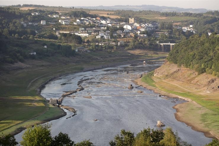 O baixo caudal do río Miño permite apreciar rocas no seu leito ao seu paso por Portomarín