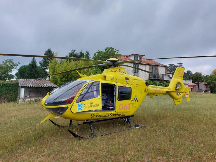 O helicóptero medicalizado do 061 agarraches a un ciclista ferido en Agolada. @HELICOSANTIAGO / Europa Press