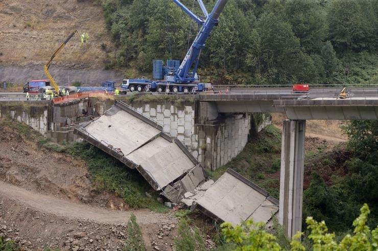 Operarios e guindastres traballan durante o desmonte do viaduto da A6 en Pedrafita (Lugo). Carlos Castro - Europa Press
