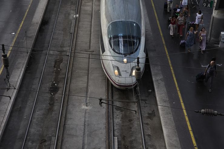 Varias persoas na plataforma do AVE, na estación Porta de Atocha, a 3 de agosto de 2022, en Madrid (España). O Goberno ampliou as bonificacións para o transporte en ferrocarril cun 50% de desconto a determinados traxectos de curta duració. Jesús Hellín - Europa Press / Europa Press