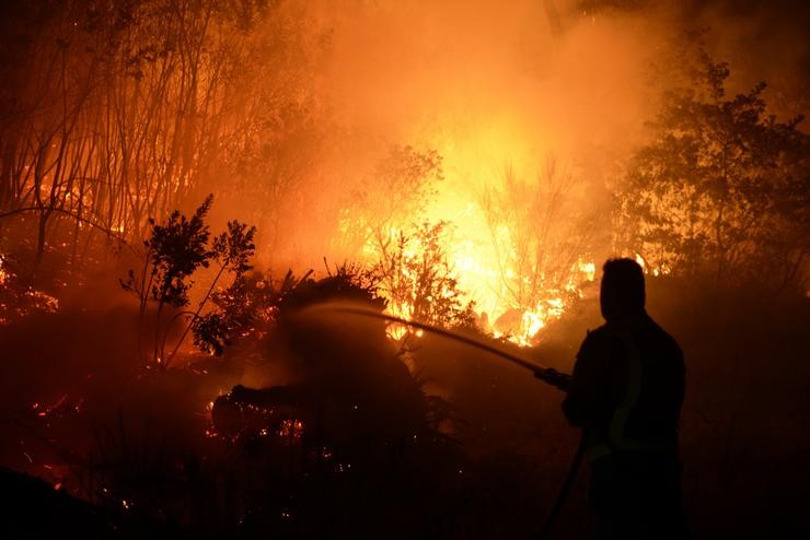 Brigadas forestais e veciños colaboraron no control das lapas dos incendios forestais, lonxe das vivendas, en Cudeiro (Ourense) / Rosa Veiga - Europa Press.