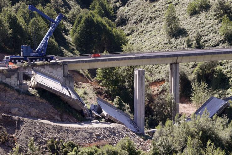 Operarios e guindastres traballan durante o desmonte do terceiro e último van do viaduto da A6, a 19 de agosto de 2022, en Veiga de Valcarce, León, Castela e León. Carlos Castro - Europa Press