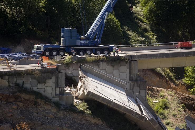 Operarios e guindastres traballan durante o desmonte do terceiro e último van do viaduto da A6, a 19 de agosto de 2022 / Carlos Castro - Europa Press 