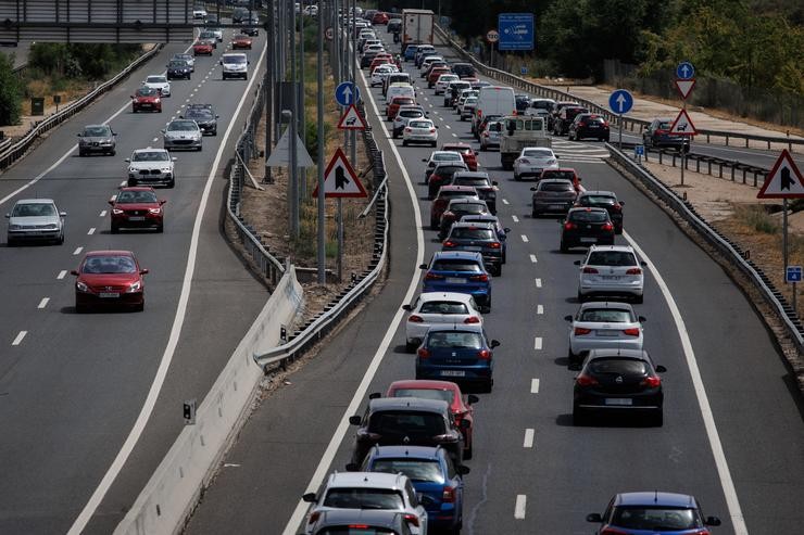 Numerosos vehículos circulan pola autovía A-3, o primeiro día da terceira operación saída do verán de 2022, a 12 de agosto de 2022, en Madrid (España). A Dirección Xeral de Tráfico (DXT) prevé 1.190.000 desprazamentos que atravesarán a Comunida. Alejandro Martínez Vélez - Europa Press 