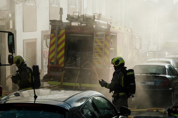 Un efectivo de bombeiros durante os labores de extinción do incendio nunha vivenda da rúa do Medio de Santiago de Compostela.. César Arxina - Europa Press / Europa Press