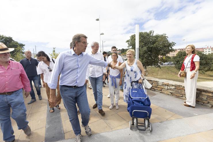 O presidente do PP, Alberto Núñez Feijóo, percorre un tramo do Camiño de Santiago ao seu paso por Pontevedra, xunto ao presidente da Xunta, Alfonso Rueda 