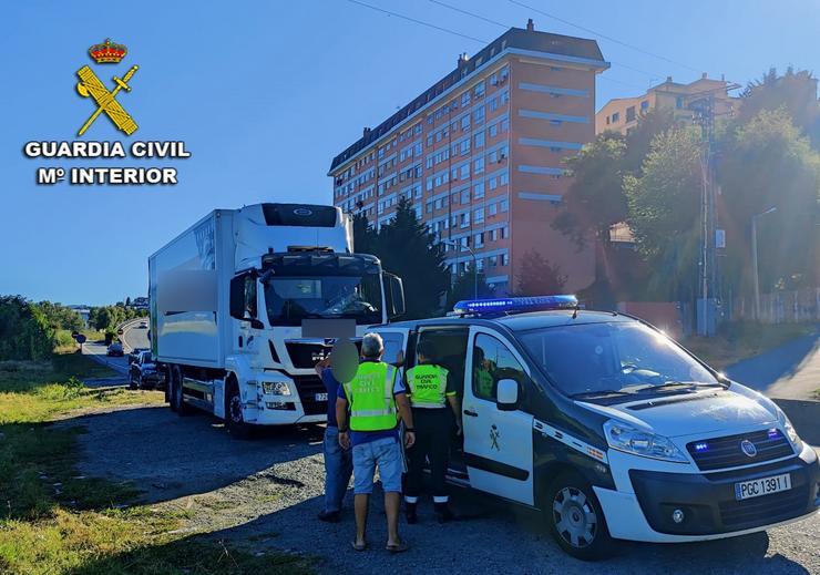 Camión paralizado pendente da proba de alcoholemia/. GARDA CIVIL / Europa Press