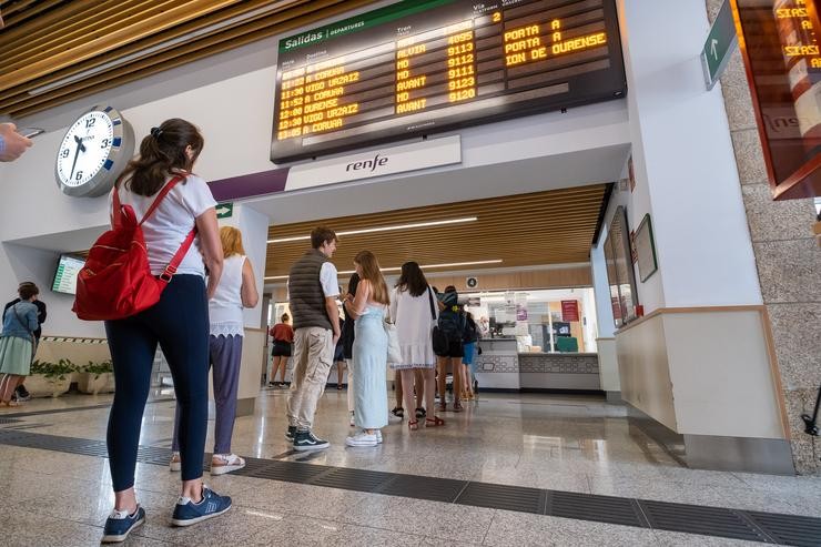 Varias persoas fan cola para adquirir un abono gratuíto na estación de trens en Santiago de Compostela / Cesar Argina - Europa Press