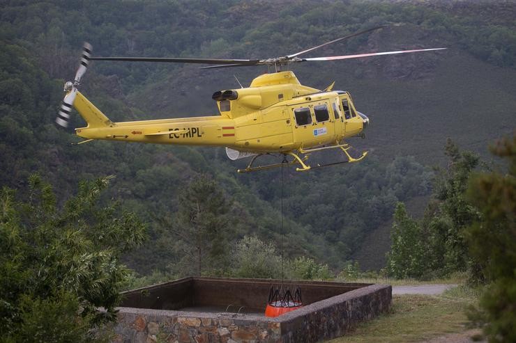 Arquivo - Un helicóptero anti incendios nun lume forestal de Galicia. Carlos Castro - Europa Press - Arquivo
