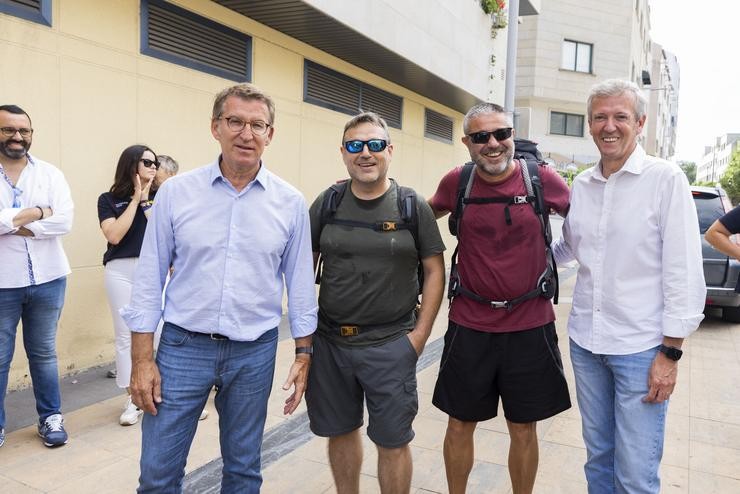 O presidente do Partido Popular, Alberto Núñez Feijóo (1i), e o presidente da Xunta, Alfonso Rueda (1d), xunto a algúns peregrinos nun tramo do Camiño de Santiago ao seu paso por Pontevedra, a 25 de agosto de 2022.. Beatriz Ciscar - Europa Press / Europa Press