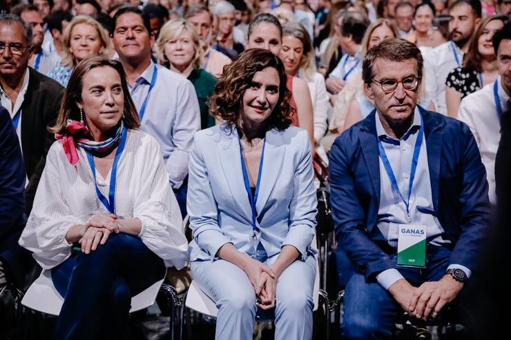 Arquivo - A secretaria xeral do Partido Popular e portavoz do Grupo Parlamentario Popular no Congreso, Cuca Gamarra, a nova presidenta do PP de Madrid e presidenta da Comunidade de Madrid, Isabel Díaz Ayuso, e o presidente do PP nacional, A. Carlos Luján - Europa Press - Arquivo / Europa Press