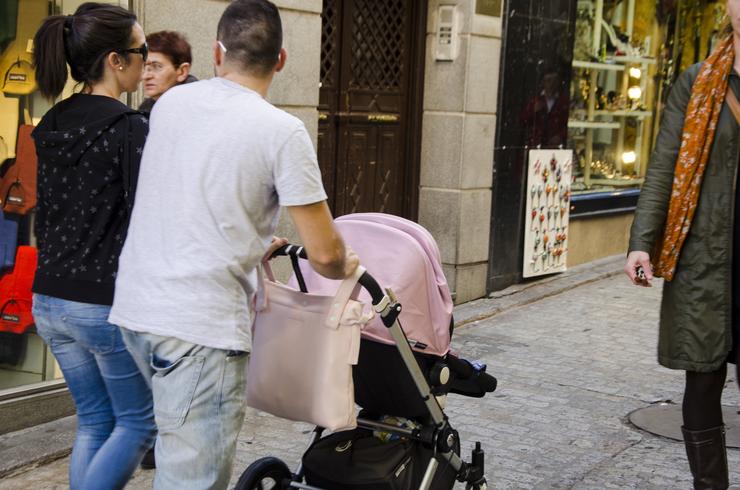 Natalidade.- Unha faimilia leva un bebé nun carriño / EUROPA PRESS - Arquivo s