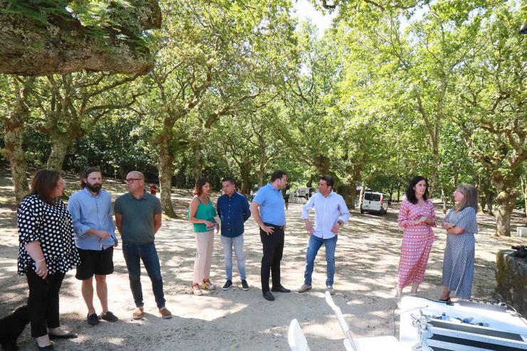 A secretaria xeral do PPdeG, Paula Prado; o presidente do partido en Pontevedra, Luís López; e o alcalde de Cerdedo-Cotobade, Jorge Cubela, supervisan os preparativos do acto de inicio de curso político na 