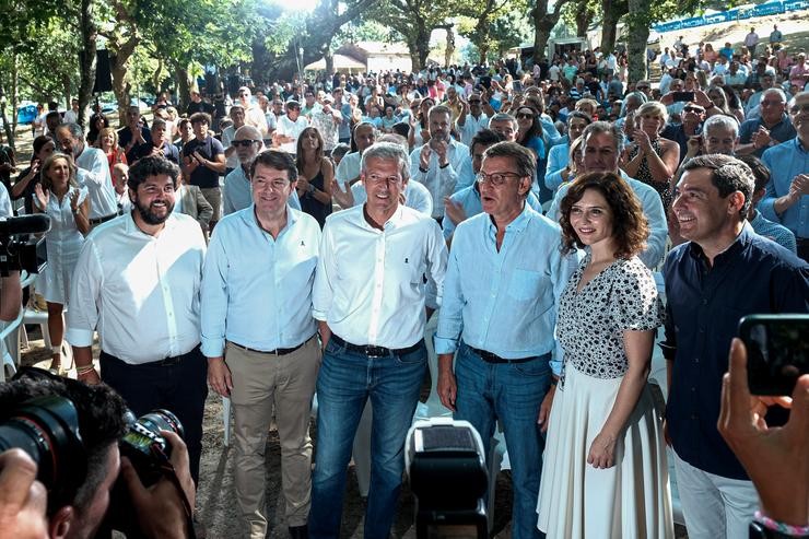 O presidente da Xunta e do PPdeG, Alfonso Rueda, rodeado por López Miras, Fernández Mañueco, Núñez Feijóo, Díaz Ayuso e Moreno Bonilla, no acto de inicio do curso político, en Cerdedo-Cotobade, a 22 de agosto de 2022.. César Arxina - Europa Press