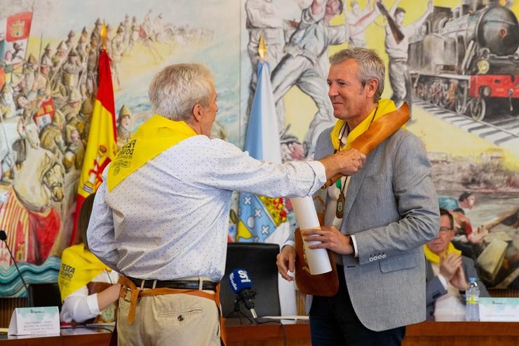 O presidente da Xunta, Alfonso Rueda, agarraches á sesión solemne do  XXVI Gran Capítulo da Confraría do Viño Condado de Tea e Espumosos / XOÁN CRESPO / Europa Press